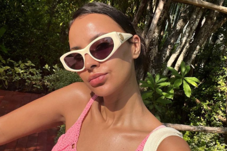 Maja voditeljka u roze haljini