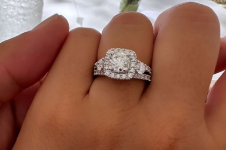 Stanija Dobrojević pokazala verenički prsten