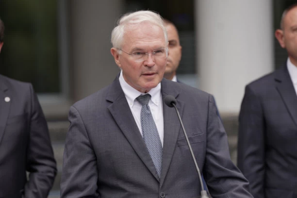 TRAŽILI IZBORE, SAD BI DA IH ODLOŽE?! Opozicija preko stranih ambasada pokušava da pomeri datum