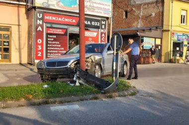 ISPRAVIO KRIVINU I ZAKUCAO SE U BANDERU! Nesreća u Čačku, Mercedes havarisan! (FOTO)
