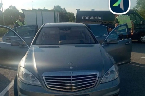 NEVEROVATNO! GLUMIO PRESRETAČA I DIVLJAO MERCEDESOM 227 km/h: Policija u vozilu stranih tablica zatekla tri lica!
