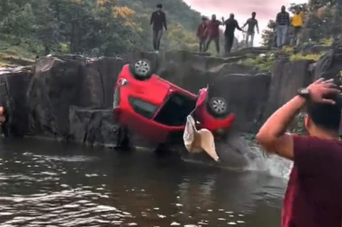 "DAVILI SU SE! ČULI SU SE SAMO VRISCI!" Otac i ćerka se automobilom survali sa litice - zapomaganje koje LEDI KRV U ŽILAMA! (VIDEO)