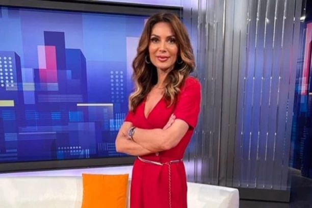 VODITELJKA RTS U MINI BIKINIJU NA PLAŽI, GRUDI JEDVA DA JE PREKRILA: Mišići pucaju u PETOJ DECENIJI ŽIVOTA, a tek da vidite ovu POZU!