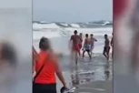 SPASILAC NIJE DAO TURISTIMA DA UĐU U MORE: Vetar je bio prejak, hteo je da im sačuva živote, ali oni su POBESNELI i krenuli da ga biju! (VIDEO)