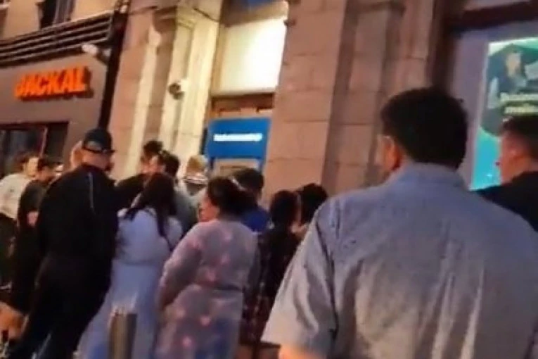 HAOS U IRSKOJ: Zbog bankarske greške, krenula NAVALA NA BANKOMATE, ljudima se na računima odjednom pojavio veliki NOVAC (VIDEO)