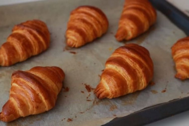SAVRŠENO MEKANI DOMAĆI KROASANI: Ukus kao iz najbolje FRANCUSKE pekare (RECEPT)