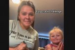 JADNO DETE, IZGLEDA POVREĐENO": Ono što je ova majka uradila svojoj ćerkici izazvalo je burne reakcije javnosti, svi su se zabrinuli (VIDEO)