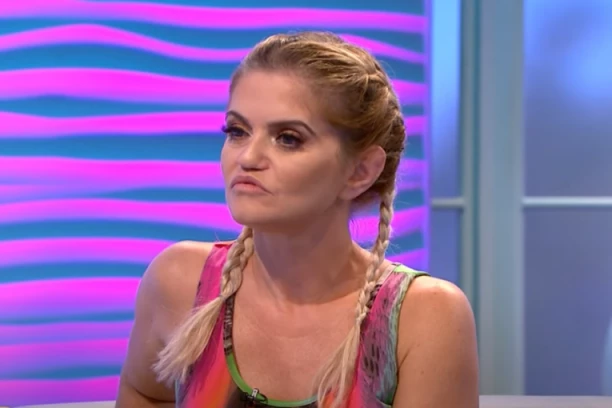 POSLE OSME OPERACIJE GRUDI DANIJELA HOĆE "FUDBALSKE LOPTE": Doktor je samo ispratio kući, ali glumica kojoj se lice raspalo NE ODUSTAJE, evo kako sada izgledaju (FOTO)