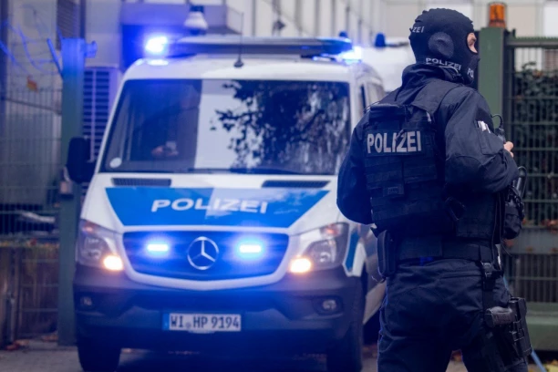 PANIKA NA BOŽIĆNOM VAŠARU U BEČU! Građani u strahu od terorističkog napada, naoružani muškarac patrolirao među tezgama