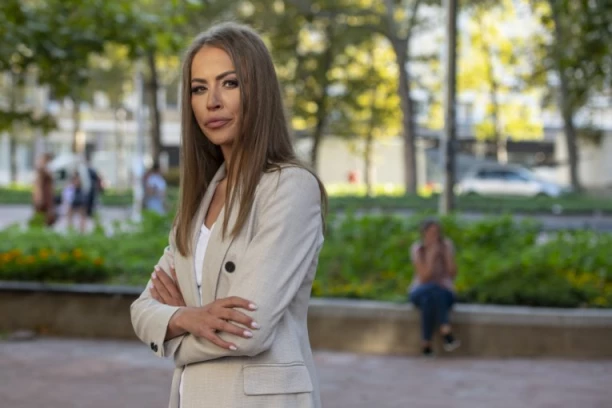 DIJANA HRKALOVIĆ U PIONIRSKOM PARKU! Svi su je gledali zaprepašćeno kada je izašla iz džipa (VIDEO)