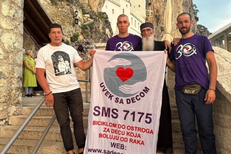 MArko Nikolić sa prijateljima ispred ostroške svetinje