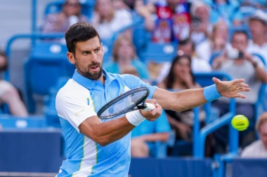 ĐOKOVIĆ TERORIŠE DECU I DEDE: Novak kad bije ne pita za godine