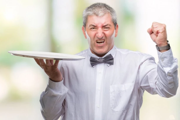 ČUVAJTE SE OVAKVIH RESTORANA NA MORU! Bahati konobari uveli užasno pravilo koje je SVE ZGROZILO