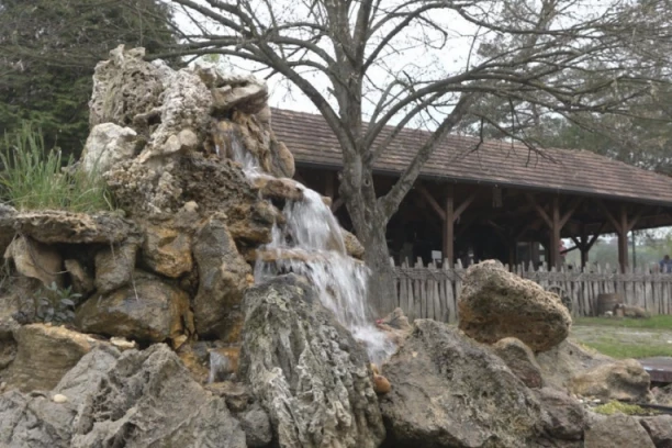 LJUDI GODINAMA OVDE TRAŽE SPAS Magija ove banje opisana je i u legendama, a njena lekovita voda i čudotvorno blato poznati su u čitavom svetu