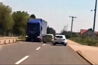 AKO IMAMO OVAKVE INSTRUKTORE, ŠTA DA OČEKUJEMO OD VOZAČA? Snimak bahate vožnje razbesneo građane: "Sreća pa je kamiondžija profi inače odoše svi"
