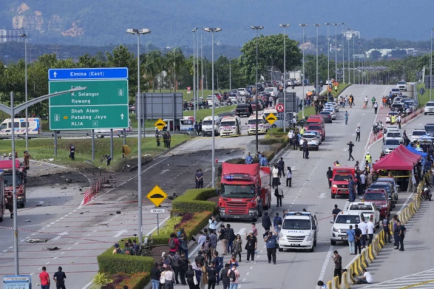 STRAVIČNA NESREĆA: Avion se srušio na auto-put, zgnječio automobil i motocikl, najmanje 10 mrtvih (UZNEMIRUJUĆI VIDEO)