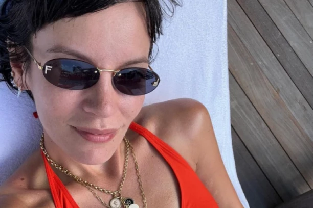 SKANDALČINA! OCRNILA BIVŠEG MUŽA! Pevačica zapevala pesmu o prevari - haljina sa DOKAZIMA PRELJUBE uzburkala javnost!