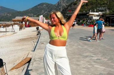 UŽIVALA JE U ČARIMA LETOVANJA U TURSKOJ, A ONDA JOJ JE PRIŠLA KONOBARICA: Nakon njenih reči otrčala je u sobu plačući, kako je moguće da se ovo dešava? (VIDEO)