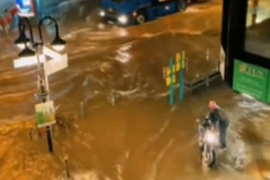 HAOS U FRANKFURTU! Otkazani letovi zbog poplava, avioni DVA sata nisu poleteli, reke na ulicama (VIDEO)