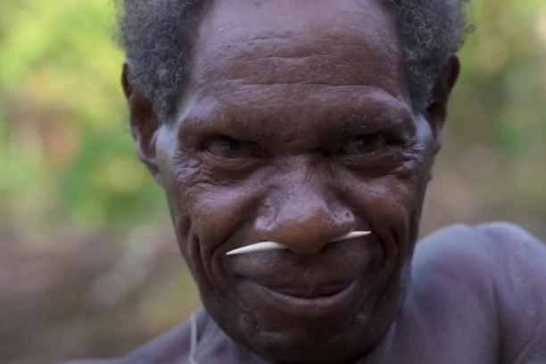 AMERIKANAC POSETIO POSLEDNJE PLEME LJUDOŽDERA: Korovaji jedu lopove i one koje opsedne zli duh - ali ove delove tela nikad neće staviti u usta (VIDEO)