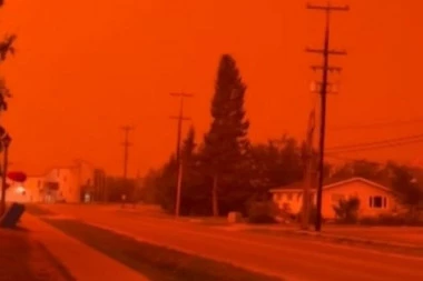 NE, OVO NIJE SMAK SVETA, A NIJE NI FOTOŠOP: Ovako izgleda kanadski grad usred dana - SVE JE CRVENO zbog strašnih šumskih požara, i SVI BEŽE (VIDEO)