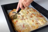 NAJBRŽA PICA PITA PLUS TRIK KAKO DA SE SIR JOŠ VIŠE RAZVLAČI: Pravi se od posebnog testa koji se oblikuje KAŠIKOM - za sve domaćice
