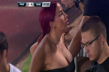 CEO STADION JE GLEDAO SAMO U NJU: Otkrivamo ko je crvenokosa koja je zaludela kamermana i režisera na meču Partizan - Sabah (VIDEO, FOTO)