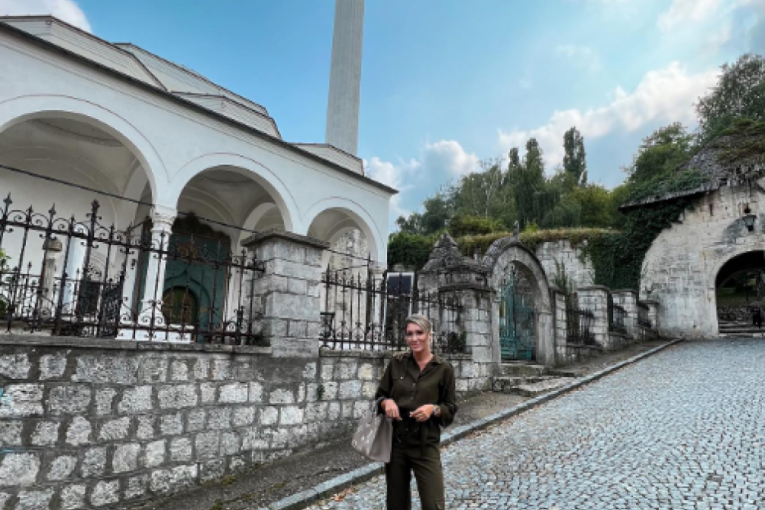 Hana posetila grob nastradale Nizame