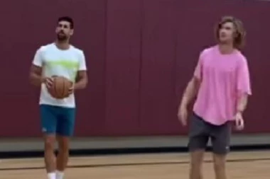 HIT! Nole posle pobede nad Fricom igrao košarku sa velikim prijateljem! Imao je PORUKU i za NBA legendu! (VIDEO)