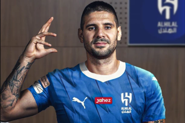 OVO JE VREME PAKLENIH VOZAČA! Mitrović jurio ulicama Rijada, PROŠAO KROZ CRVENO i navukao sebi policiju na vrat?