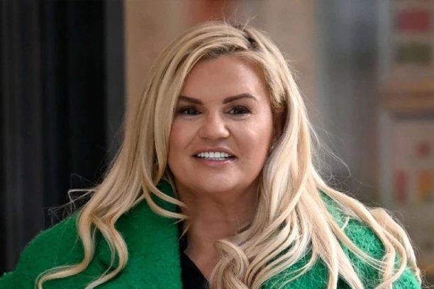 OVAKO JE RIJALITI ZVEZDA SMRŠALA 12 KILOGRAMA: Bivša pevačica pokušava da vrati prirodnu lepotu koju je UPROPASTILA plastičnim operacijama (FOTO)