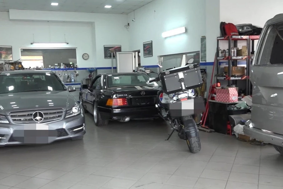 KRALI SKUPE MERCEDESE PO EVROPI, PA IH PODVALJIVALI SRBIMA: Određen pritvor pripadnicima auto-mafije