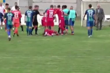 NOVI SKANDAL NA SRPSKIM TERENIMA! Opšta tuča u srpskoligaškom derbiju! Sevale PESNICE na sve strane! (VIDEO)