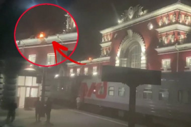 UKRAJINSKA ODMAZDA ZA RAKETIRANJE TRGA?! Napad dronom na rusku železničku stanicu - ZAKUVAVA SE! (VIDEO)