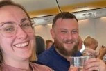 ZAPROSIO DEVOJKU USRED LETA: Dok su ih drugi putnici posmatrali, reakcija posade i avio-kompanije ih je ZAPREPASTILA