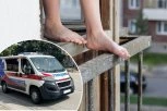 DEČAK SKOČIO KROZ PROZOR I POGINUO! TRAGEDIJA U BEČEJU: Uhapšene tri osobe, dete bilo sa posebnim potrebama