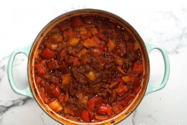 ORIGINALNI RECEPT ZA GULAŠ: Mađarsko tradicionalno jelo je mnogima omiljeni ručak, OVAJ način kuvanja čini meso MEKANIM kao duša!