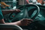 PUTNIK NAPAO VOZAČA PRED OČIMA PREPLAŠENIH PUTNIKA! Drama u autobusu na putu iz Banjaluke prema Prijedoru! (VIDEO)