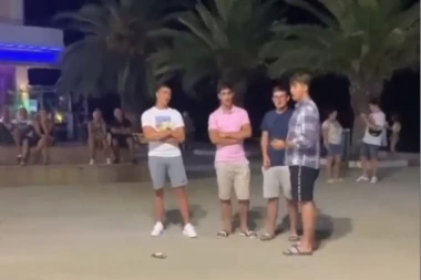 DA SE NAJEŽIŠ Četvorica mladića iz Srbije zapevala "Tamo daleko" usred Paralije, niko od prolaznika nije ostao ravnodušan!