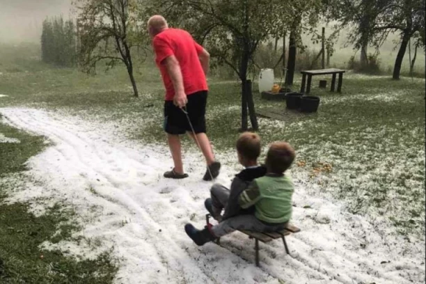 USRED AVGUSTA UŽIVALI U ZIMSKIM ČAROLIJAMA Šok fotografija iz Bijelog Polja: Deda u papučama, DECA NA SANKAMA!