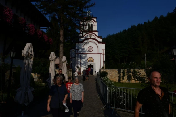 MANASTIR TUMANE SPREMAN DA DOČEKA VERNIKE: Sa svih strana sveta pohrlili da celivaju mošti svetaca (FOTO/VIDEO)
