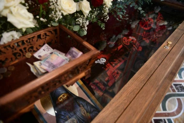 NEPREGLEDNE KOLONE VERNIKA ISPRED MANASTIRA TUMANE! Na stotine verujućeg naroda došli zbog JEDNE stvari, stajali i tokom noći! (VIDEO)