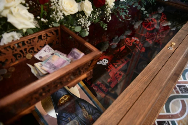 NEPREGLEDNE KOLONE VERNIKA ISPRED MANASTIRA TUMANE! Na stotine verujućeg naroda došli zbog JEDNE stvari, stajali i tokom noći! (VIDEO)