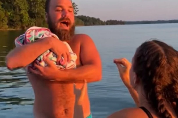 POSVAĐAO SE SA ŽENOM, A ONDA JE "BEBU" BACIO SA ČAMCA: Zastaće vam knedla u grlu kada vidite ove kadrove, a tek potez majke (VIDEO)