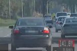 VOZIO DROGIRAN I BEZ DOZVOLE! Policija u šoku - pogledajte kako mladić bahatom vožnjom divlja ulicama Beograda (VIDEO)