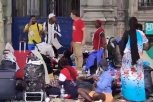 GRAD SVETLOSTI POSTAO GRAD BESKUĆNIKA: Ulice Pariza zatrpane šatorima i dušecima, kampovi ilegalnih migranata niču kao pečurke posle kiše! (VIDEO)
