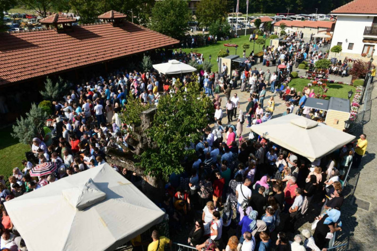 Veliki broj vernika došao na slavu manastira Tumane 