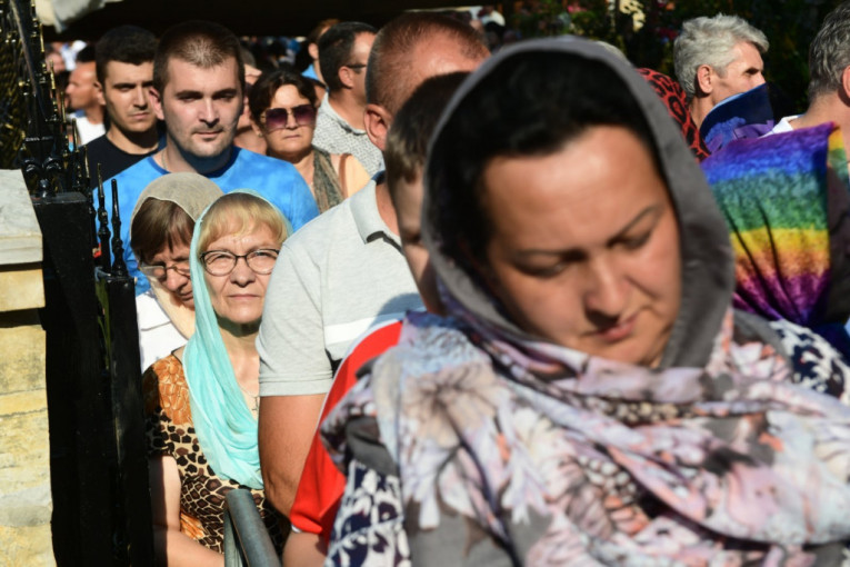 Vernici se okupili ispred manastira Tumane