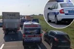 PRVI SNIMCI JEZIVE NESREĆE NA AUTO-PUTU KOD BATAJNICE: Žestok sudar kamiona i automobila, vozila uništena - hitna i policija na terenu (VIDEO)