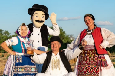 GASTRO BLOGERI, TRAVEL BLOGERI I GLUMCI GOSTI NA NAJUKUSNIJOJ MANIFESTACIJI GODINE: Zaštitno lice Gastro Srem 2023. glumac Aleksandar Dunić